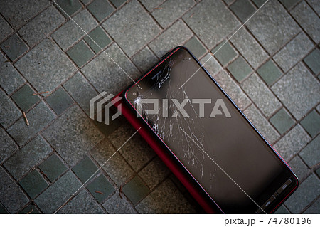 玄関でスマホを落として画面が割れる 74780196