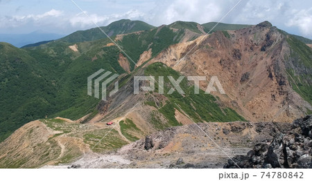 那須・茶臼岳頂上から空撮した朝日岳と峰の茶屋跡避難小屋 那須・茶臼岳頂上から空撮した朝日岳と峰の茶屋跡避難小屋 74780842