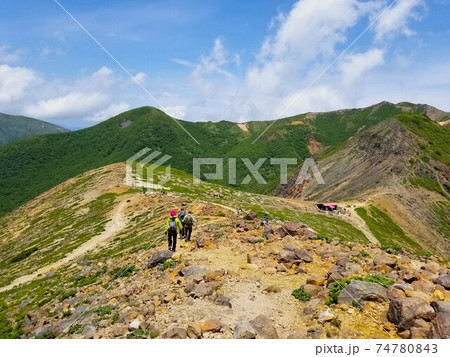那須・茶臼岳の登山道から臨む朝日岳と峰の茶屋跡避難小屋 那須・茶臼岳の登山道から臨む朝日岳と峰の茶屋跡避難小屋 74780843