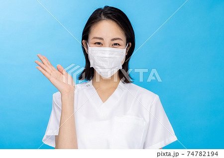 マスクをつける女性看護師 マスクをつける女性看護師 74782194