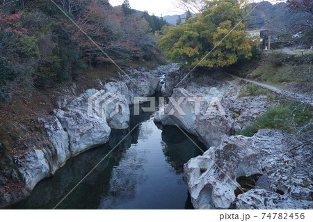 大分県 中津市 山国町 猿飛千壺峡の白い奇岩 74782456