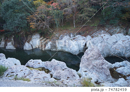 大分県 中津市 山国町 猿飛千壺峡の白い奇岩  74782459