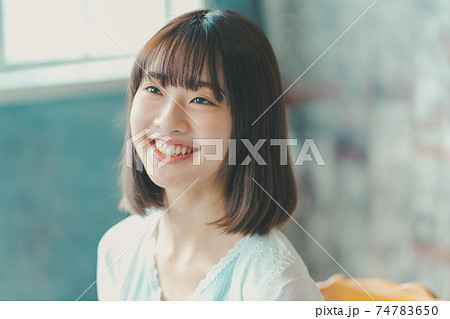 10代後半女性の朝の写真素材 10代後半女性の朝の写真素材