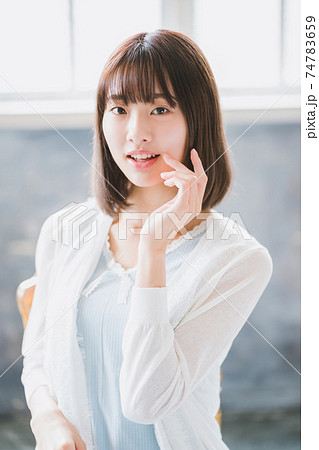 10代後半女性の朝の写真素材 10代後半女性の朝の写真素材