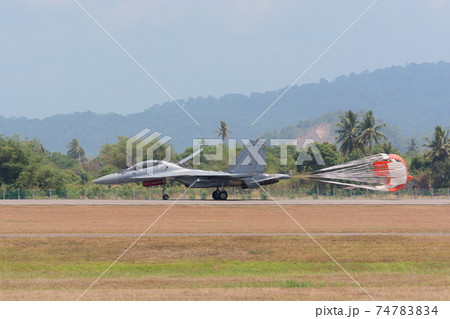 マレーシア空軍スホーイSu-30MKM着陸 74783834
