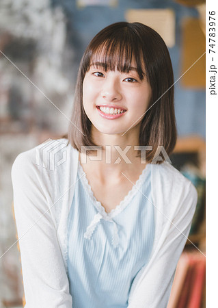 10代後半女子の朝の写真素材 10代後半女子の朝の写真素材
