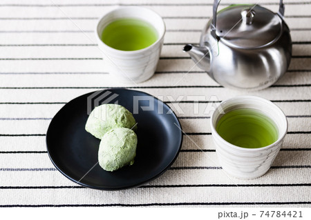 うぐいす餅と緑茶で一服 74784421