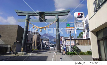 富士山吉田口登山道にある一番最初の鳥居「金鳥居（一ノ鳥居）」 74784558