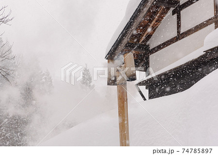 雪景色の鶴の湯温泉 雪景色の鶴の湯温泉 74785897