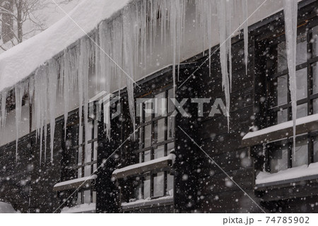 雪景色の鶴の湯温泉 雪景色の鶴の湯温泉 74785902