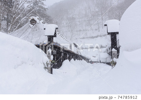 雪景色の鶴の湯温泉 74785912