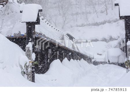 雪景色の鶴の湯温泉 74785913