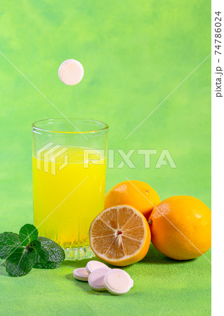 Fizzy drink with vitamin C. 74786024
