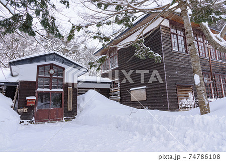 雪積もる木造校舎 74786108
