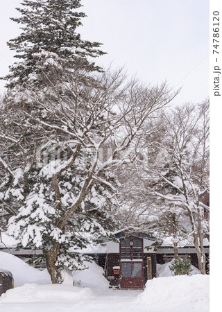 雪積もる木造校舎 74786120