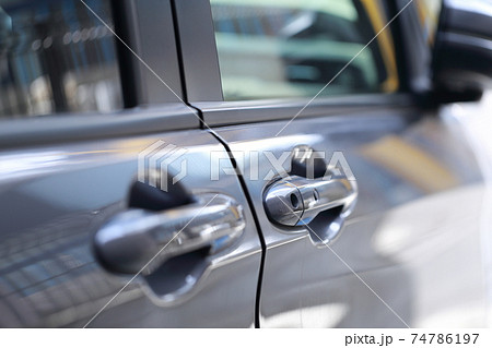 パーキングに停車中の乗用車の運転席ドア 74786197