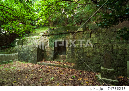 沖縄県指定文化財に指定されている南風原町にある摩文仁家の墓 74786253