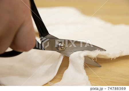 裁断ハサミでガーゼを裁つ 裁断ハサミでガーゼを裁つ 74786369