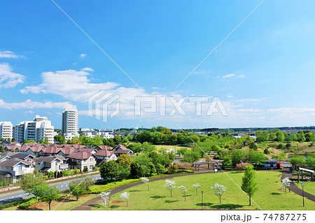 青空の住宅街と公園 青空の住宅街と公園 74787275