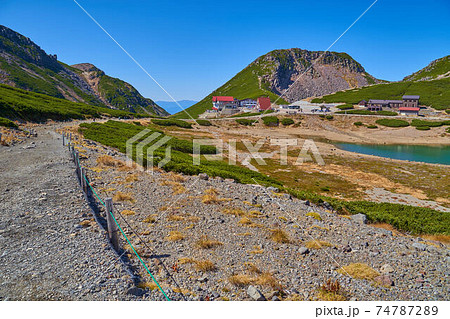 岐阜県(長野県)乗鞍岳の富士見岳の北側の麓から畳平バスターミナル、恵比寿岳を見る 74787289