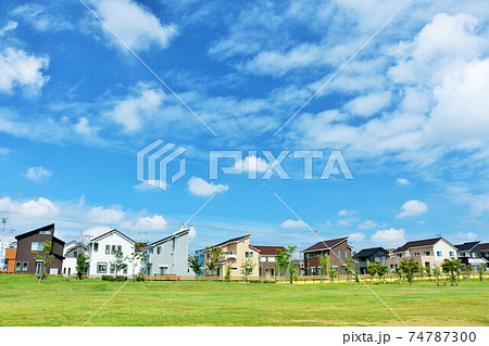 青空の住宅街 74787300