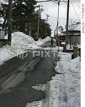 雪道　除雪の積み上げられた雪 74788630