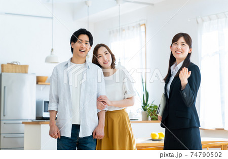 モデルハウスを見学する若い夫婦 74790502