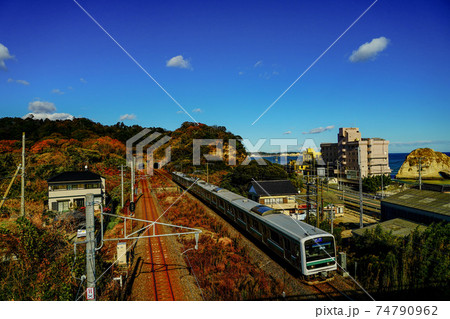 青空と紅葉バックにときわ路を駆ける常磐線 青空と紅葉バックにときわ路を駆ける常磐線 74790962