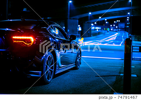 深夜のジャンクションに向かうスポーツカー 深夜のジャンクションに向かうスポーツカー 74791467