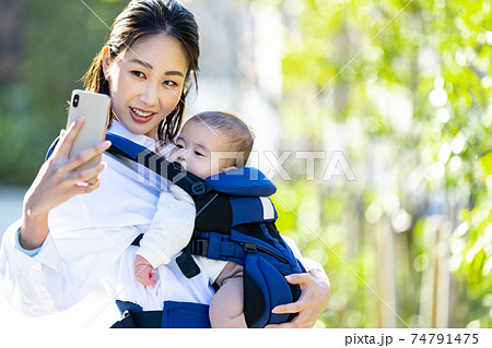 スマホで自撮りを楽しむ親子 スマホで自撮りを楽しむ親子 74791475