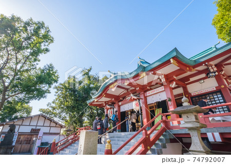 神社仏閣　多摩川浅間神社の本殿と参拝者　東京都大田区 74792007