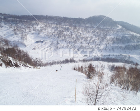 スキー場のコースの斜面を見下ろす (川場スキー場、群馬県) 74792472