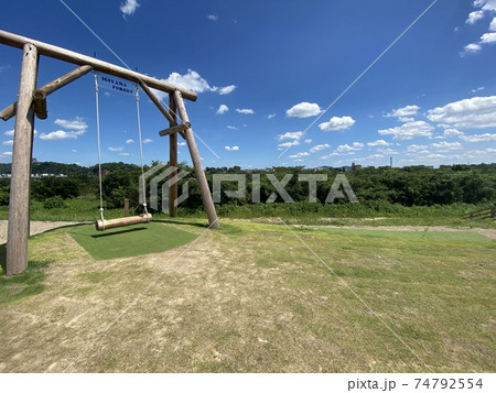 公園の木製ブランコ 74792554