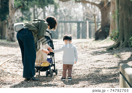 公園を歩く親子・散歩する男の子と母親イメージ 公園を歩く親子・散歩する男の子と母親イメージ 74792703