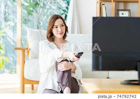 リビングでテレビを見る若い女性 リビングでテレビを見る若い女性 74792742
