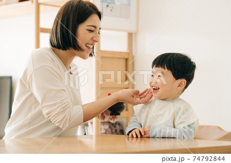 食事する男の子と母親・食育・子育て・ワンオペ育児イメージ 食事する男の子と母親・食育・子育て・ワンオペ育児イメージ 74792844