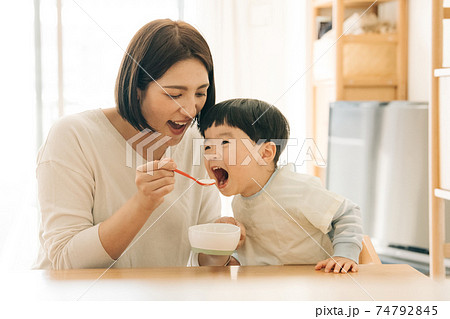 食事する男の子と母親・食育・子育て・ワンオペ育児イメージ 食事する男の子と母親・食育・子育て・ワンオペ育児イメージ 74792845