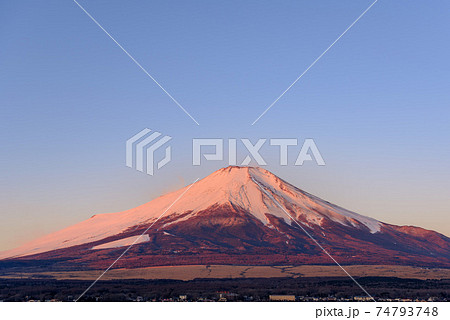 厳冬の紅富士と快晴の空 厳冬の紅富士と快晴の空 74793748