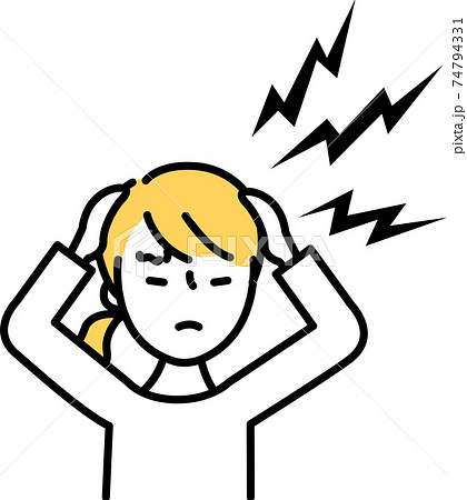 女性ひどい頭痛 74794331