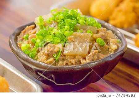 ネギの小口切りをたっぷり天盛りにした牛すじとこんにゃくの味噌煮込み、大阪名物どて煮。串カツ盛合せ。 74794593