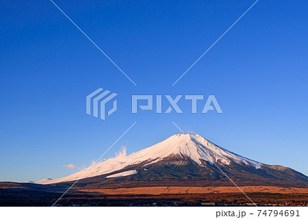 厳冬の富士山と快晴の空と山中湖 厳冬の富士山と快晴の空と山中湖 74794691