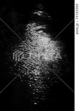 抽象モノクロ 川の水面 の写真素材
