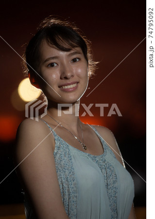 夕暮れの公園に立つハーフの女性バストアップ 夕暮れの公園に立つハーフの女性バストアップ 74795092