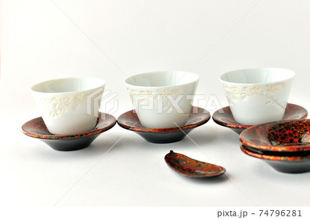 津軽塗の茶たくと茶匙と白磁の煎茶茶碗 74796281