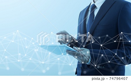タブレットパソコンでインターネット接続をする男性。ネットワーク構造とスーツを着た男性。 タブレットパソコンでインターネット接続をする男性。ネットワーク構造とスーツを着た男性。 74796407