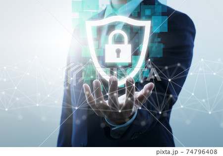 サイバーセキュリティとデータ保護。盾と鍵のアイコンを持つ男性。 74796408