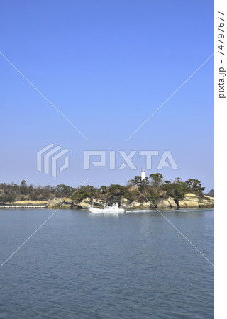 宮城　松島湾の小さな港からの風景 74797677