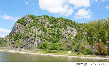 ライン川にそびえる水面から130mほど突き出た岩山、ローレライ。 74797749