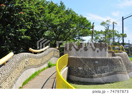 横浜市戸塚区　東俣野中央公園　遊具広場（巨人の城）と新緑 74797873