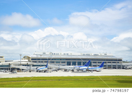 那覇空港 国内線ターミナルビルと旅客機 那覇空港 国内線ターミナルビルと旅客機 74798197